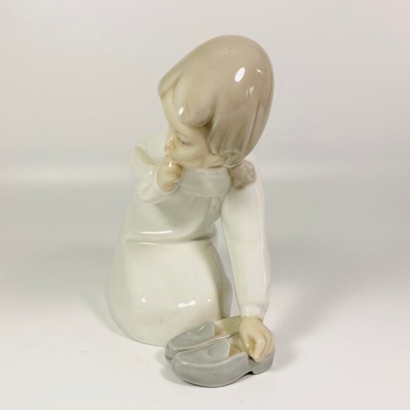 Retired VTG Lladro’ Little Girl With Slippers Porcelain Figurine Made 1977 -1984 - Picture 5 of 7